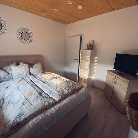 Zimmer M. Eigenem Bad Und Badewanne Direkt Am Wald Amöneburg Buitenkant foto