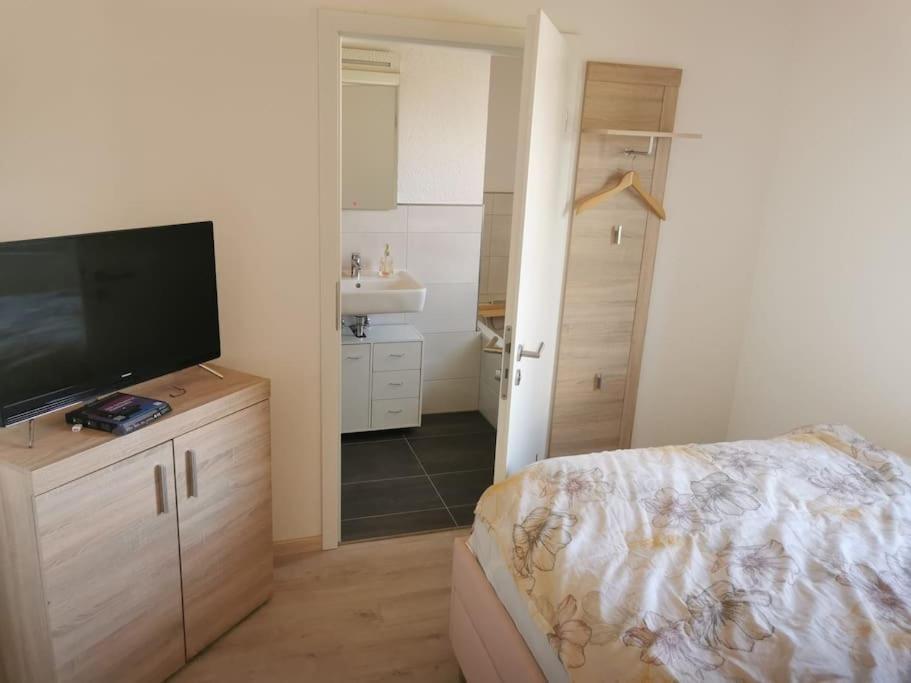 Zimmer M. Eigenem Bad Und Badewanne Direkt Am Wald Amöneburg Buitenkant foto
